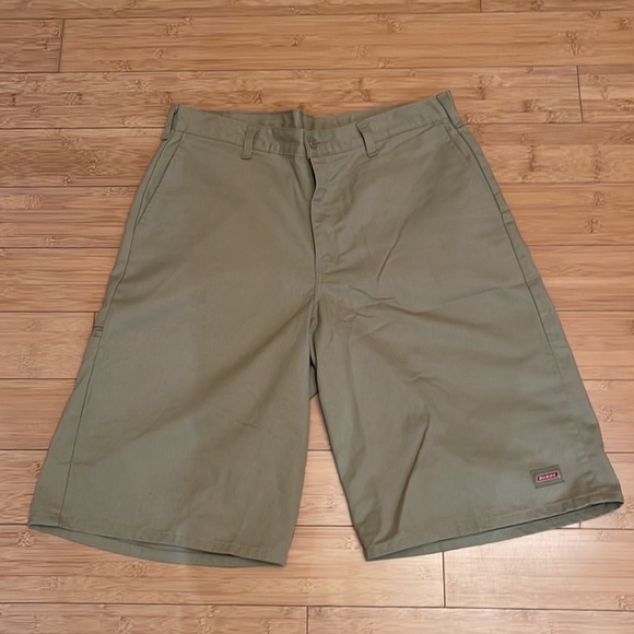 Dickies Relaxed Fit Multi-Use Pocket Work Shorts, Khaki - Picture 13 of 14